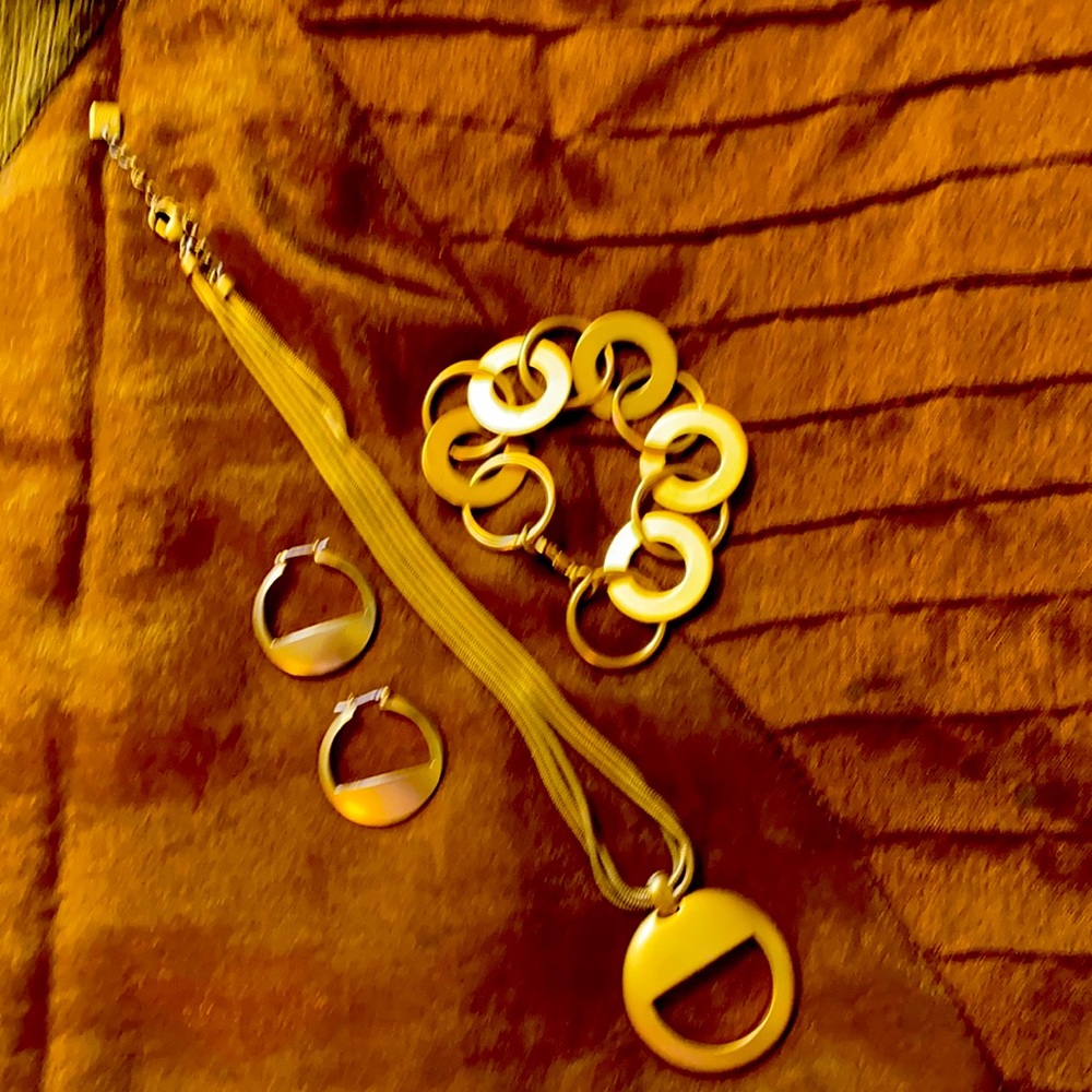 Set of necklace, earrings and bracelet set .